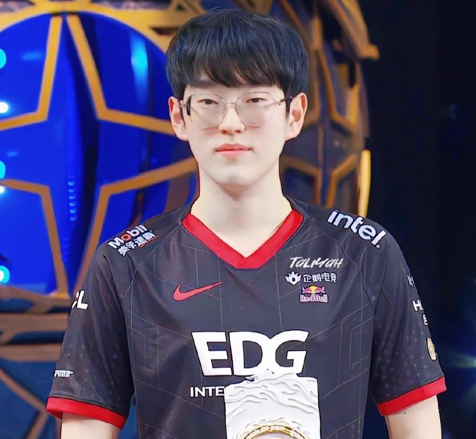 开云-FPX观众热烈欢呼！，Scout迎来十二赛季出色发挥热度持续攀升(counterfeit中文翻译)